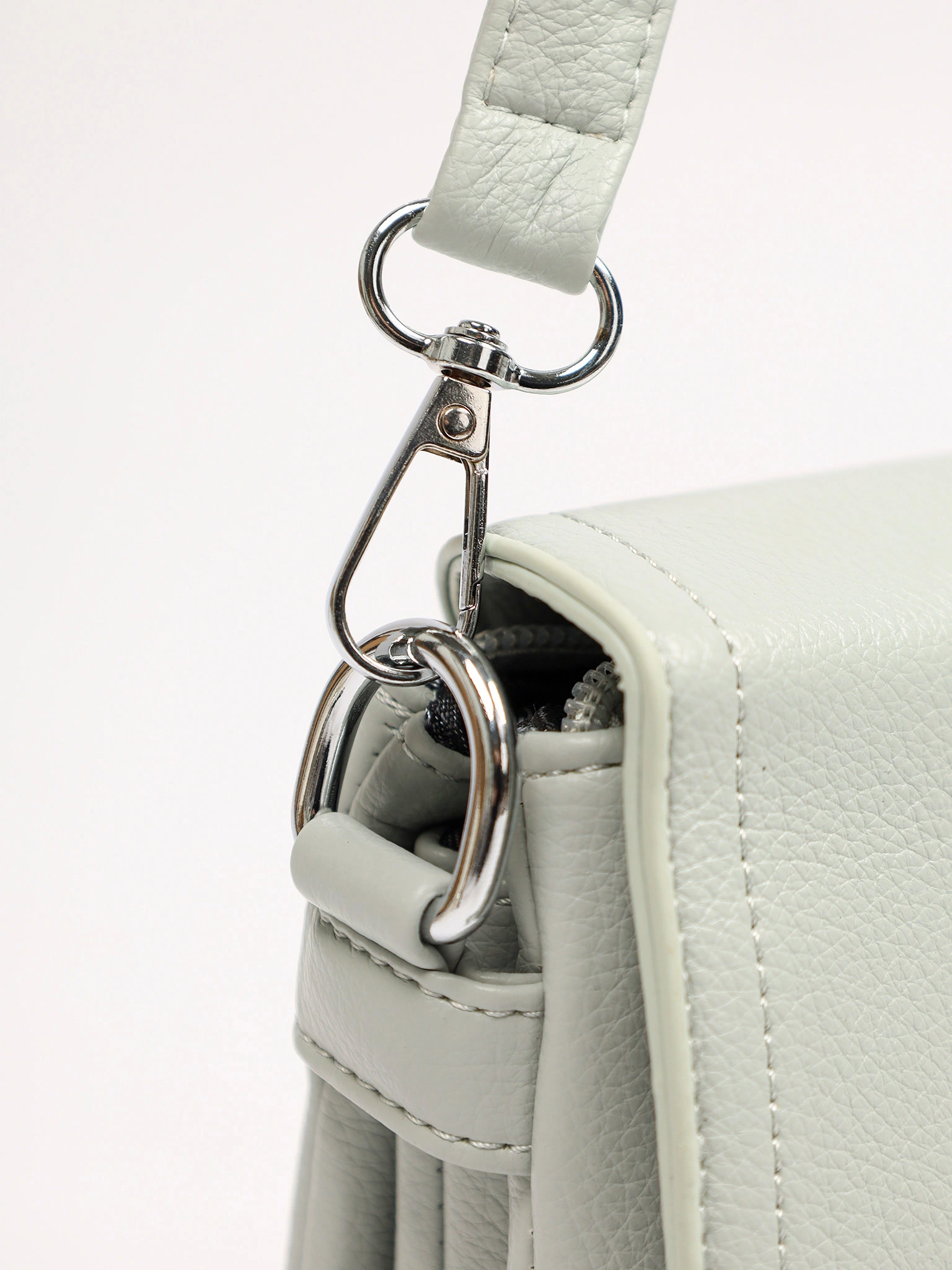 Сумка-кроссбоди со съемной ручкой и декоративными пуллерами в ассортименте